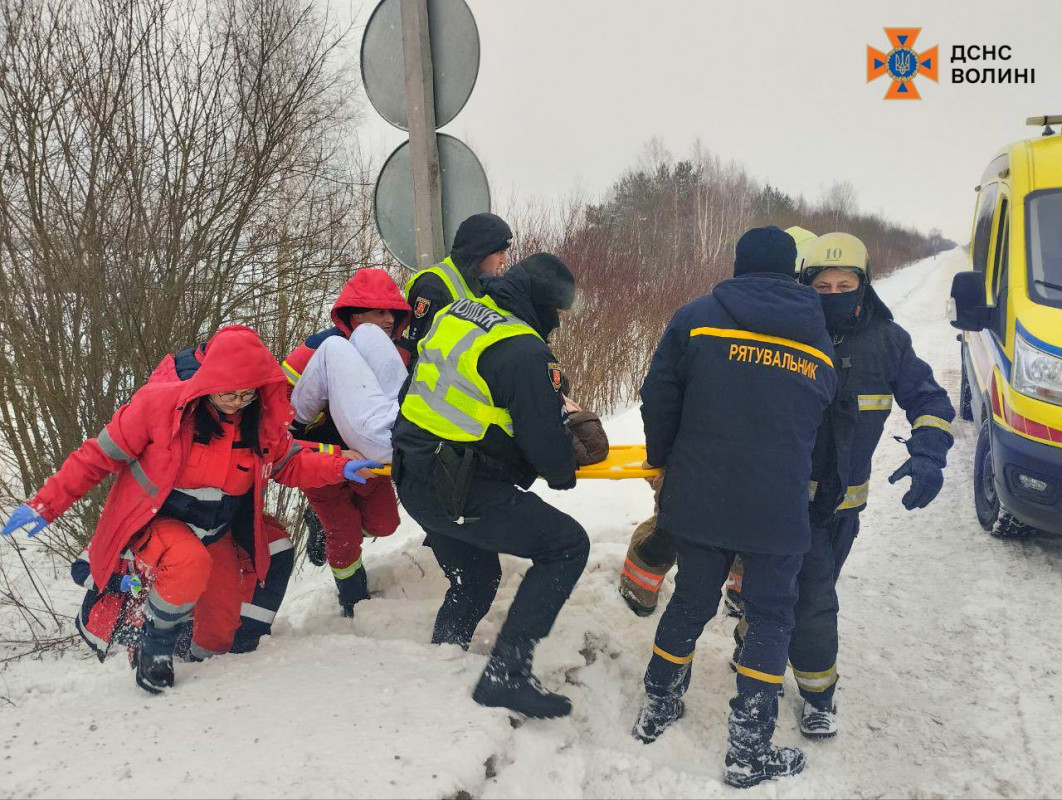 На Волині автомобіль з’їхав у кювет та перекинувся: деблокували пасажирку