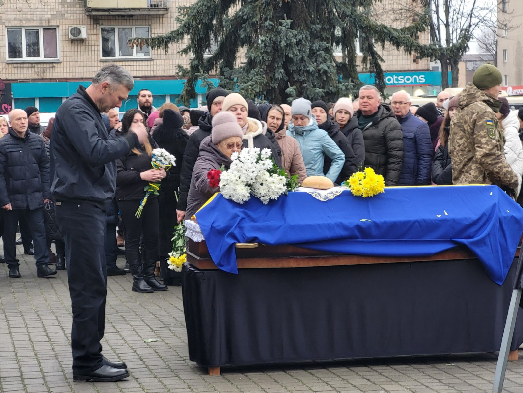Незадовго до загибелі дізнався, що стане татом третьої доньки: на Волині попрощалися з Героєм Василем Сорокою