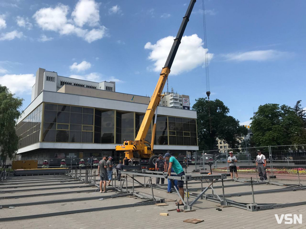 Що будують посеред Театрального майдану у Луцьку. Фото