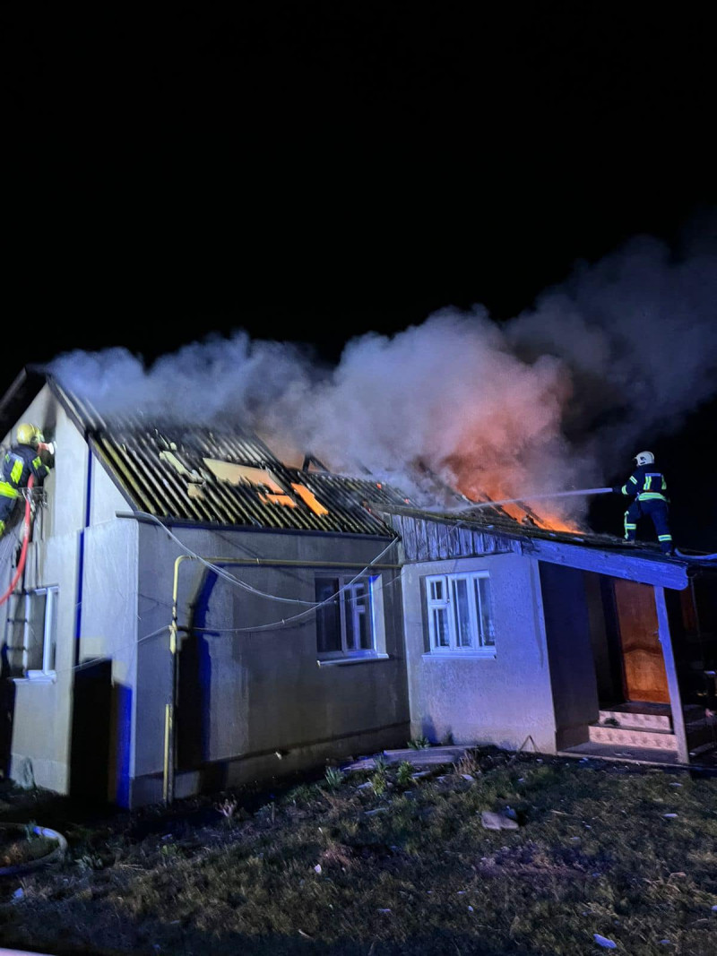 Полум'я охопило дах приміщення: у селі біля Луцька сталася пожежа у житловому будинку. Фото