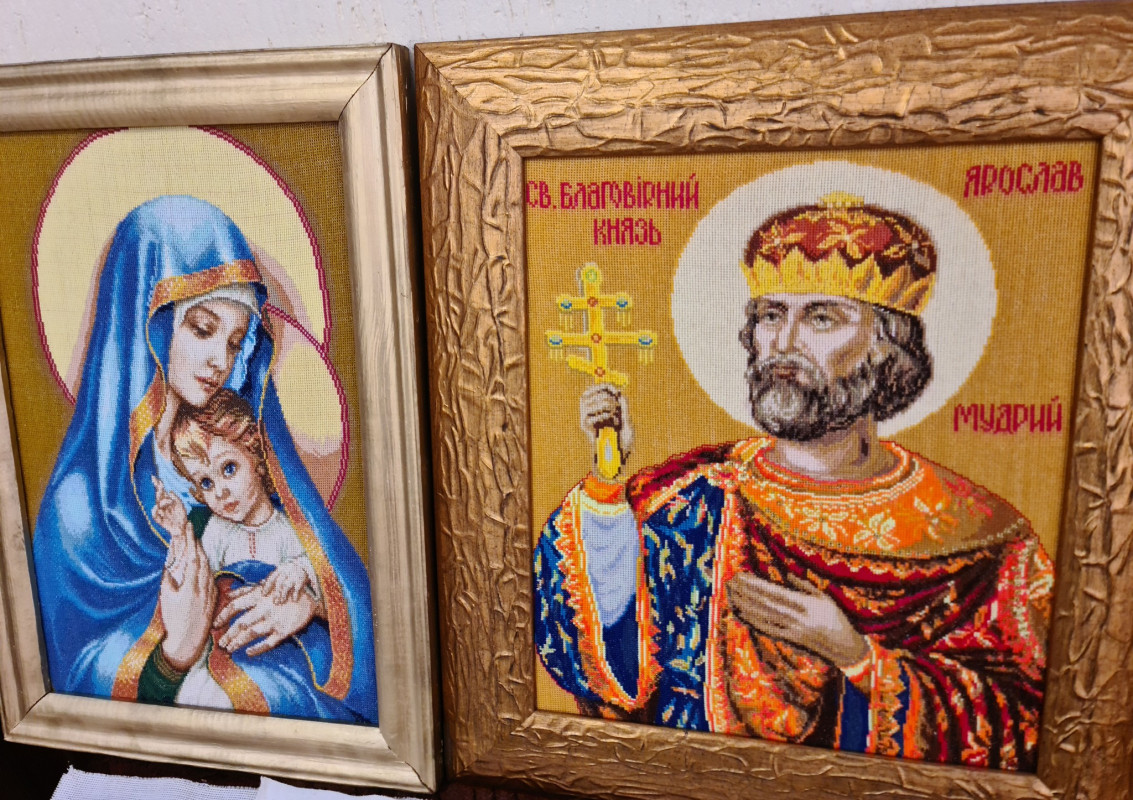 Мону Лізу вишив на нічній зміні: працівник АЗС із Волині здивував виставкою шедеврів