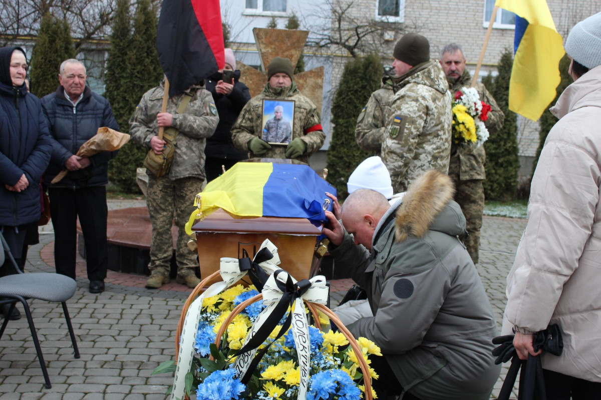 Весільний коровай розділили на кладовищі: на Волині попрощались з Героєм Павлом Бурцем