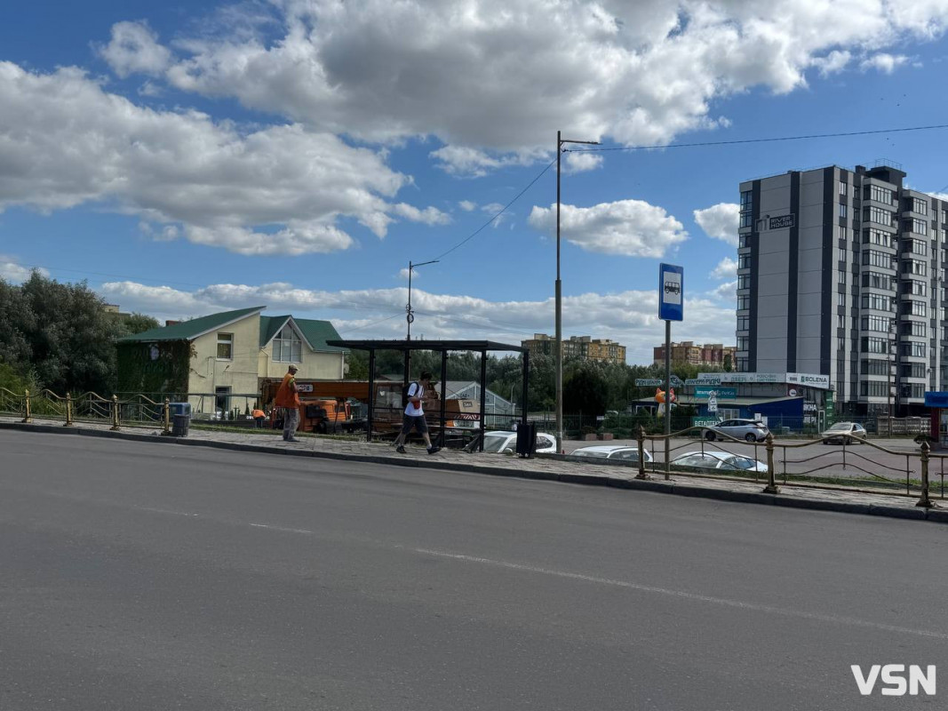 У Луцьку біля «Нової лінії» облаштовують зупинку. Фото