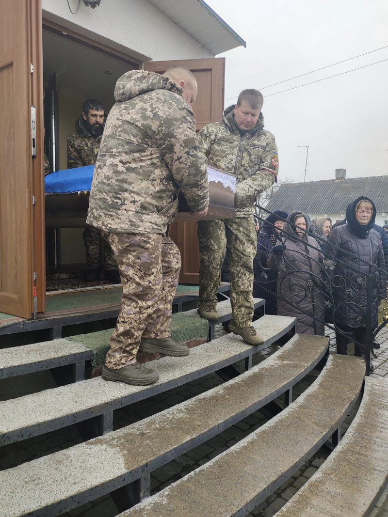 Без батька залишилось двоє синів: на Волині попрощалися  із Героєм Василем Бекеруком