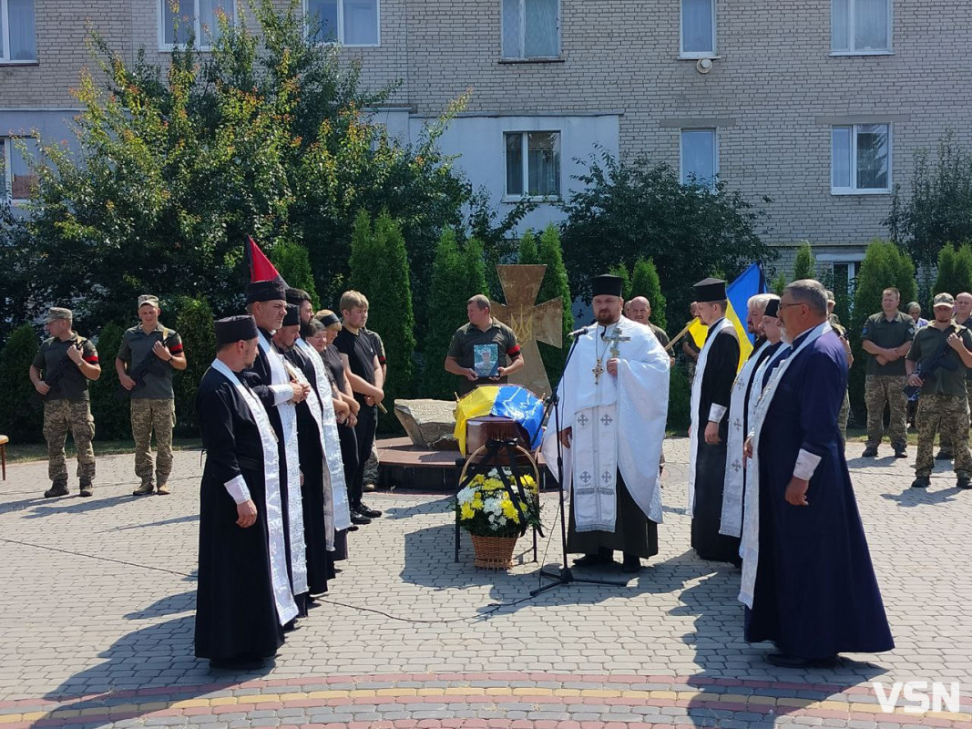 До останнього подиху був вірний присязі: на Волині попрощалися з Героєм Володимиром Охримчуком