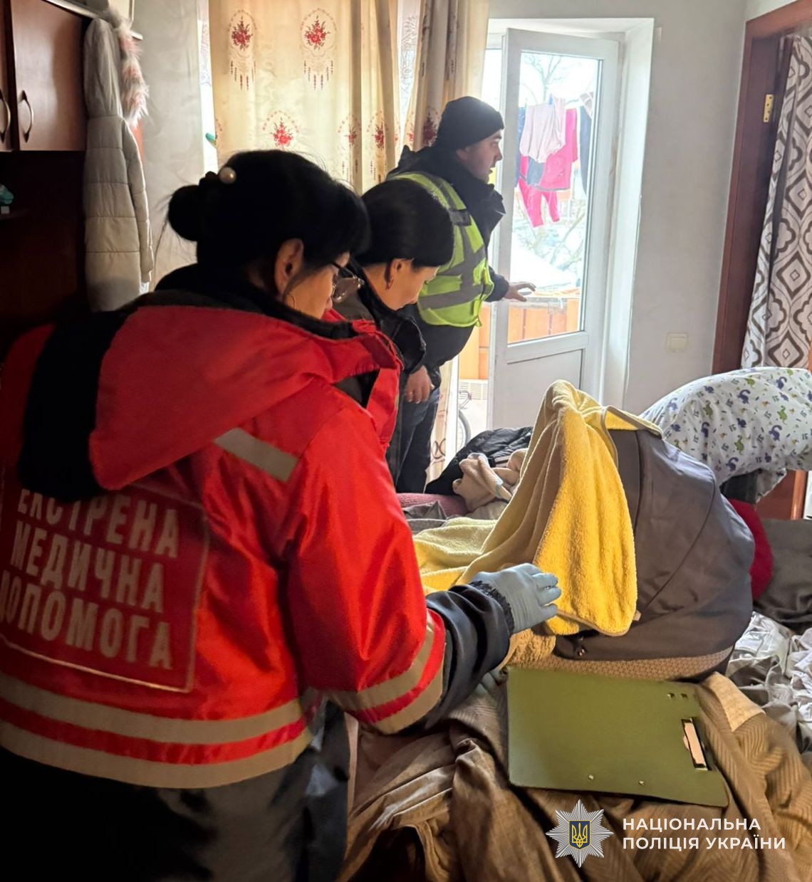 На Львівщині мати закрила у квартирі малих дітей без їжі та зникла