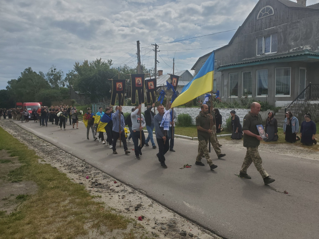 Дві доньки втратили батька: на Волині попрощалися з Героєм Владиславом Герасименком, який поліг на війні понад півтора року тому