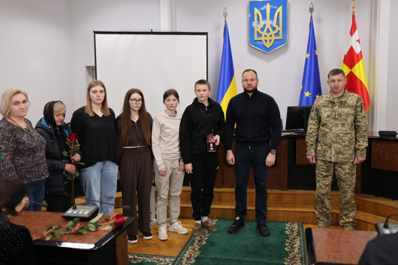 У Луцьку рідним полеглих воїнів вручили державні нагороди