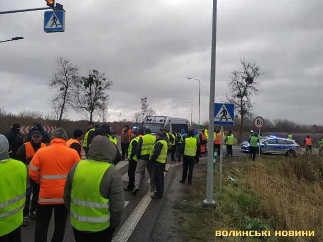 Протест у відповідь: українські перевізники заблокували трасу для поляків