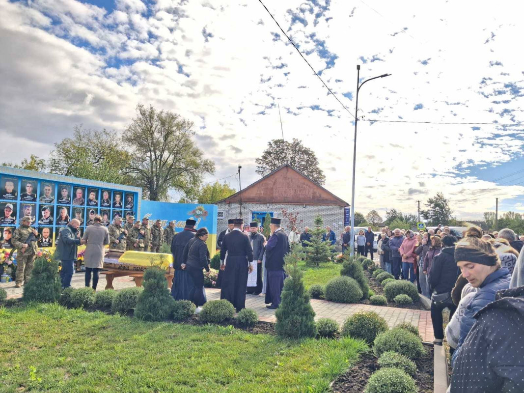 Майже рік вважався зниклим безвісти: на Волині поховали 33-річного Героя Володимира Теслюка