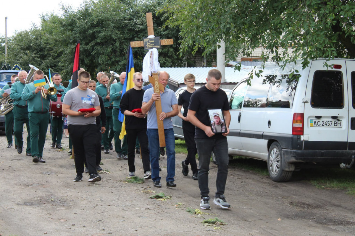 Незламний артилерист, нагороджений «Золотим хрестом»: на Волині попрощалися з Героєм Олегом Орлюком