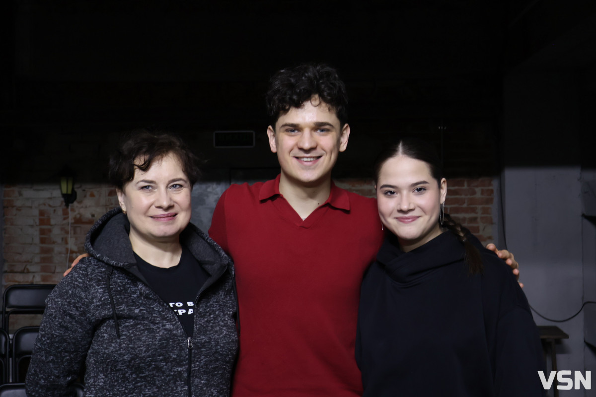 Говорити про війну під час війни — це сповідь: у Луцьку відбувся передпоказ вистави-імпровізації «Червоний борщ»