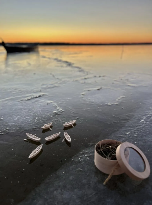 Волинський майстер виготовляє крафтові ялинкові прикраси