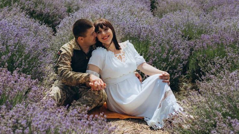 Приїхав з війни в коротку відпустку: військовослужбовець з Волині одружився з переселенкою з Херсона. Фото, відео