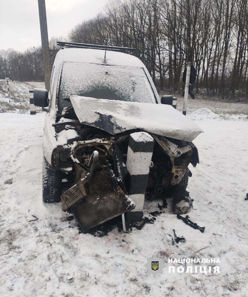 Мало не трапилася трагедія: біля Луцька потяг зіткнувся з легковиком