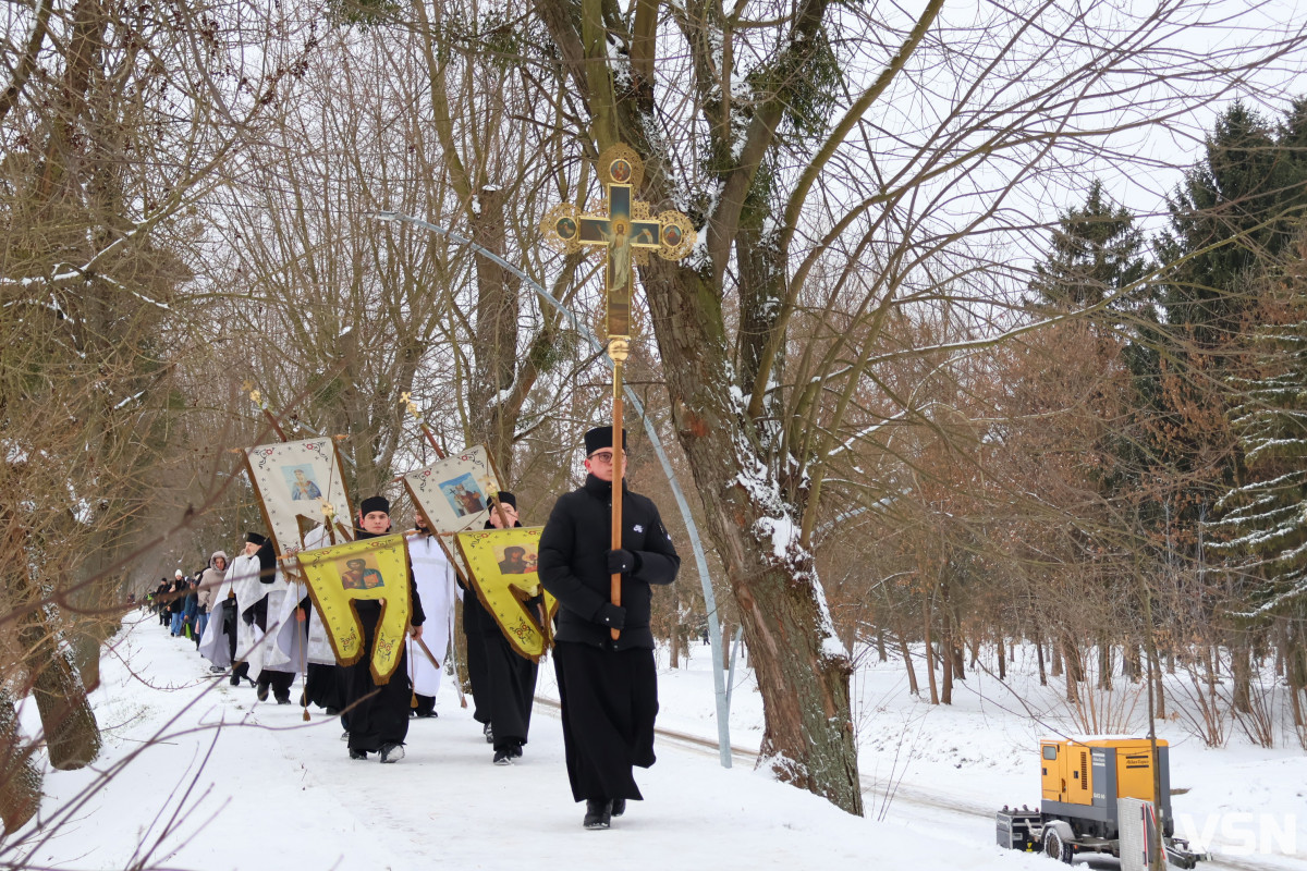 Як у Луцьку освячували воду на річці Стир. Фоторепортаж