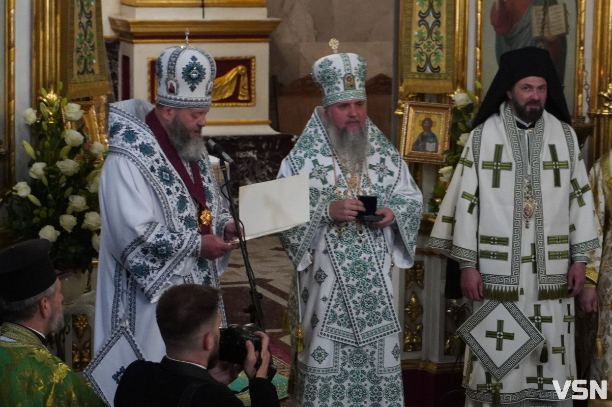 Хресна хода і спільна молитва: як минула літургія за участі Епіфанія у Луцьку. Фоторепортаж