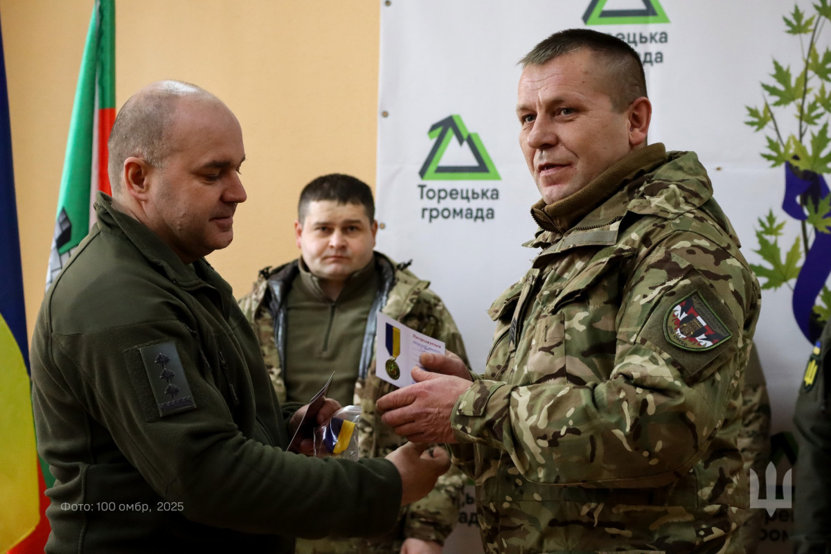 Бійців «Сталевої Сотки» нагородили медалями за героїчний захист Торецька