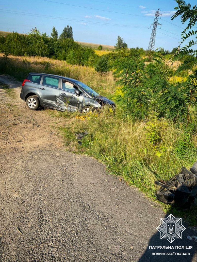 У Луцькому районі авто на величезній швидкості влетіло у стовб