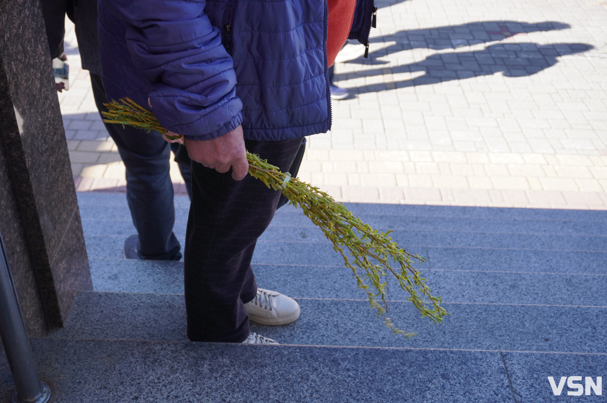Сотні вірян прийшли освячувати вербу у головний собор Луцька. Фоторепортаж
