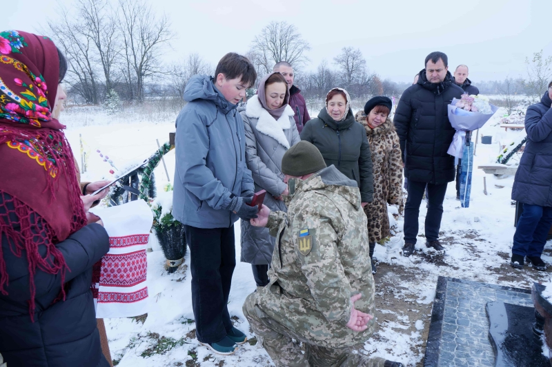 Місяць не дожив до дня народження: рідним Героя з Волині вручили його посмертну нагороду