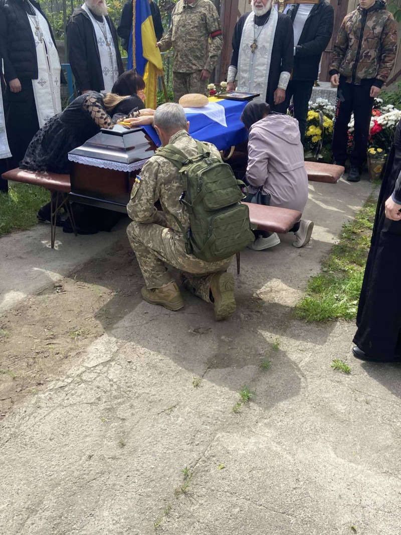 Довгі місяці невідомості та надії: на Волині в останню дорогу провели 41-річного Героя Юрія Пивоварчука