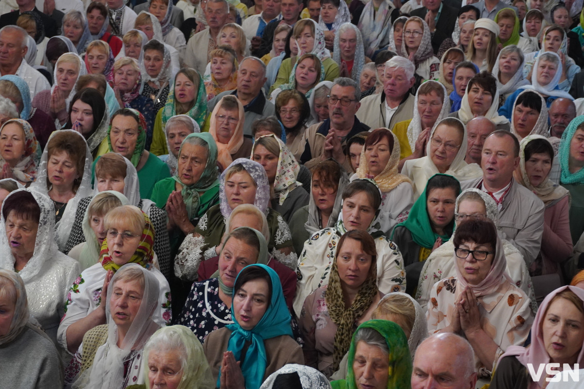 Хресна хода і спільна молитва: як минула літургія за участі Епіфанія у Луцьку. Фоторепортаж
