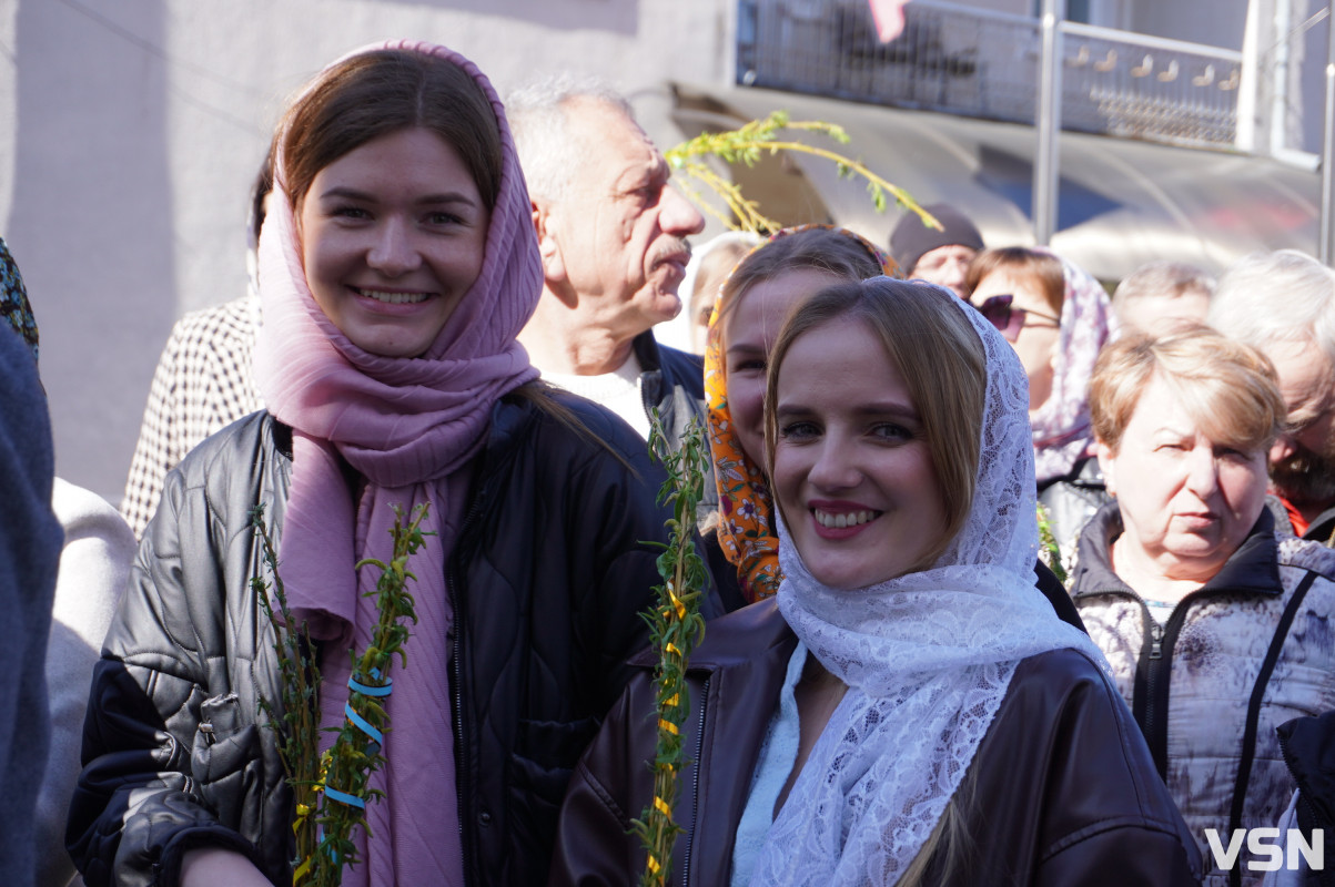 Сотні вірян прийшли освячувати вербу у головний собор Луцька. Фоторепортаж