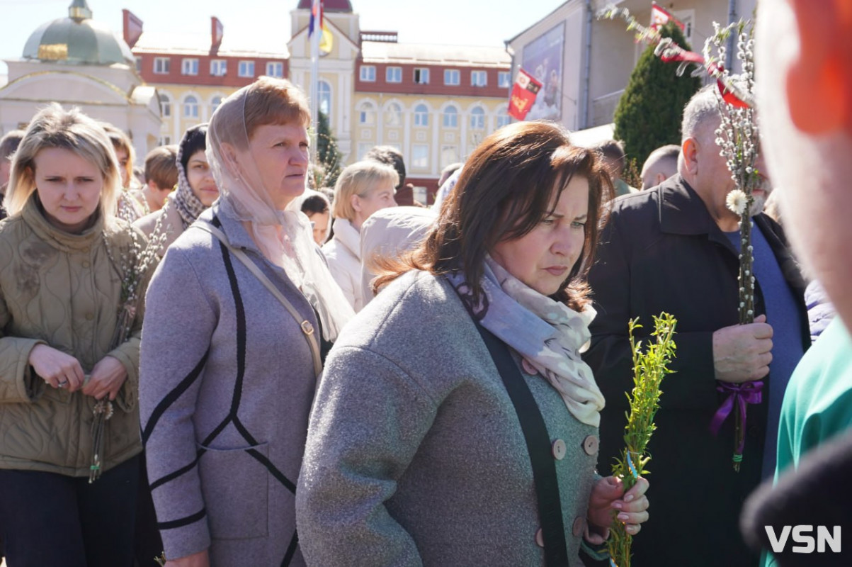 У Луцьку на Вербну неділю біля собору утворилися величезні черги