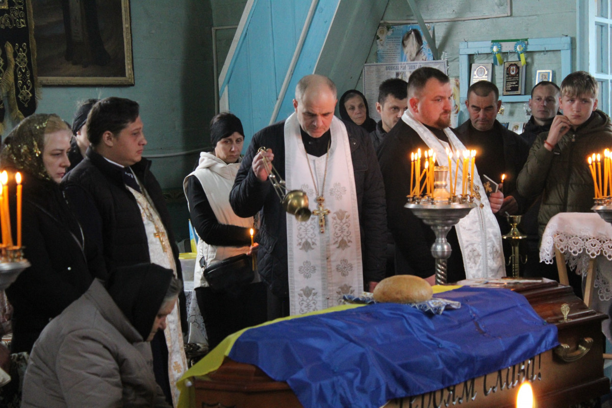 Не дочекалася дружина, не обійняла мама: волиняни попрощалися з полеглим Героєм Дмитром Демчуком