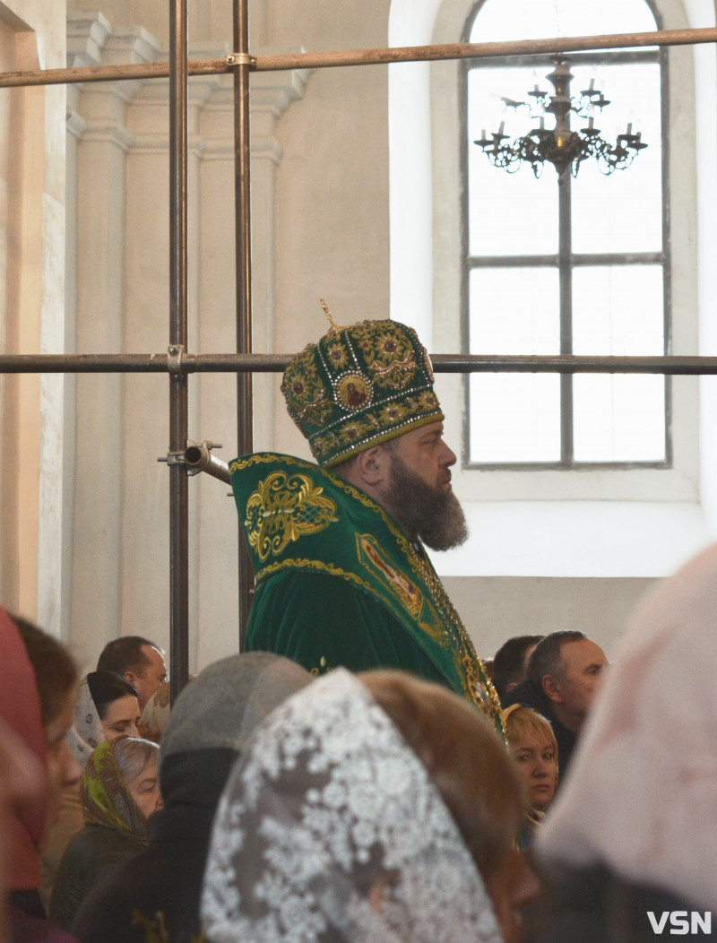 «Не я б'ю - верба б'є»: як у головному соборі Луцька освячували вербу. Фоторепортаж