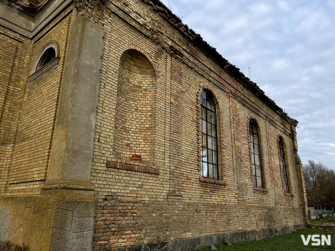 Незламний оберіг: Храм на Волині, який вистояв перед снарядом, що застиг у його стіні. Фоторепортаж