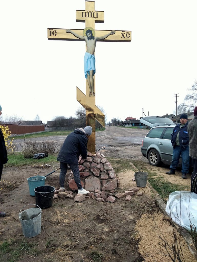 Віддав за Україну своє життя на полі бою: на Волині рідні загиблого Героя встановили придорожній хрест