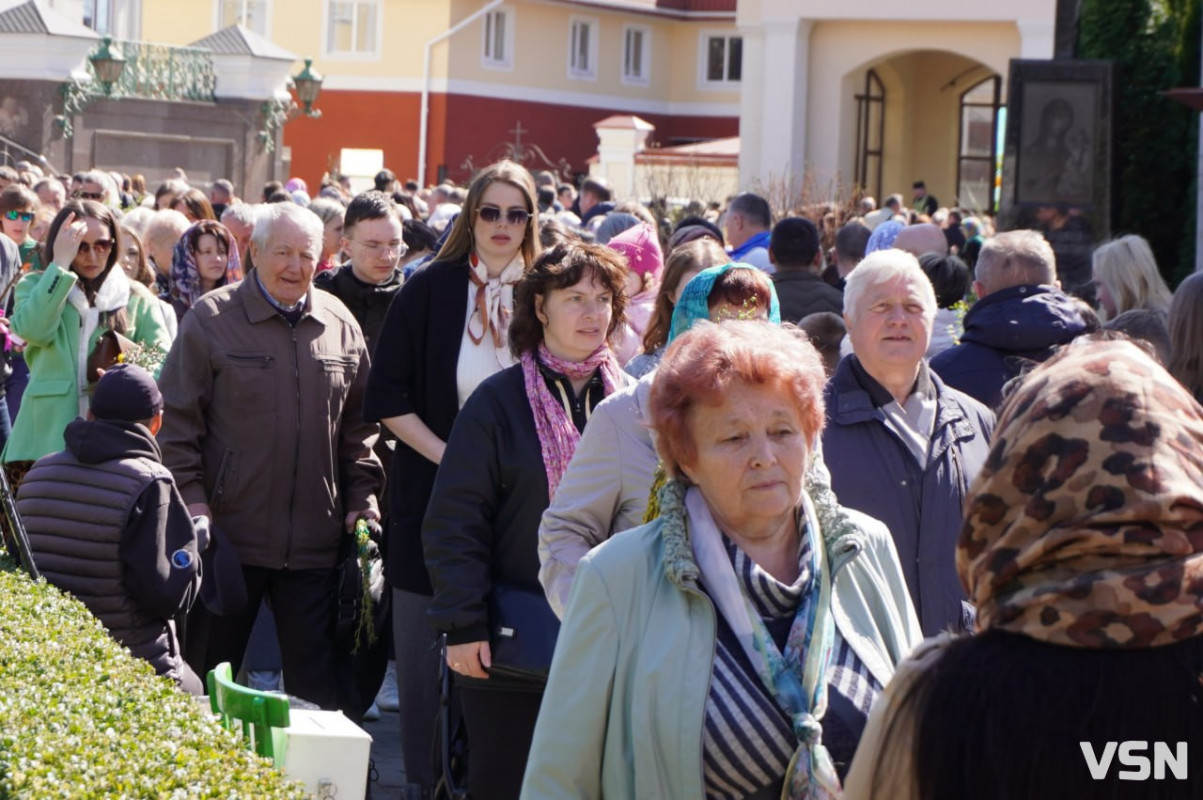 У Луцьку на Вербну неділю біля собору утворилися величезні черги