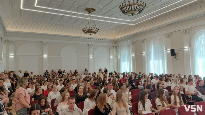 У Луцьку відбулася посвята першокурсників медфакультету: 220 студентів одягнули білі халати