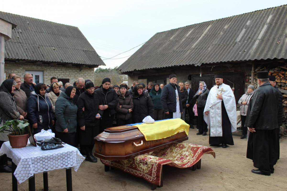 Маленький син ніколи більше не побачить тата: на Волині попрощалися з Героєм Миколою Мясковським
