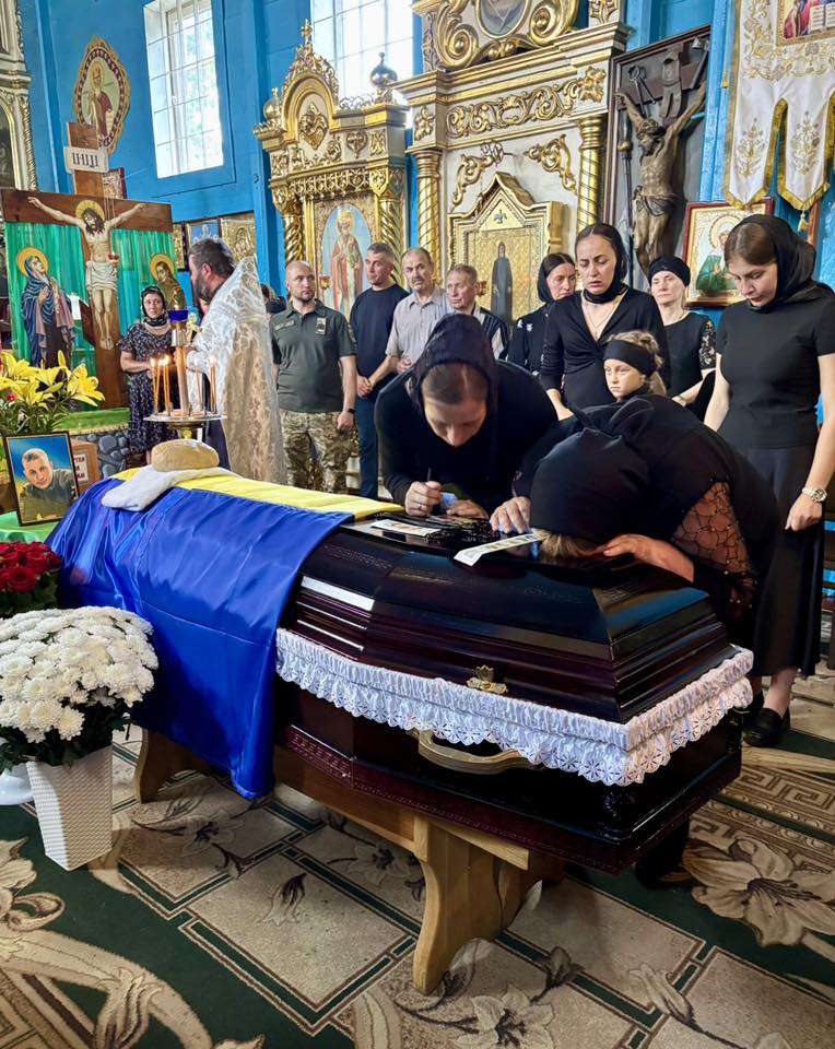 Загинув унаслідок авіаційного удару: на Волині попрощались з Героєм Дмитром Калінчуком