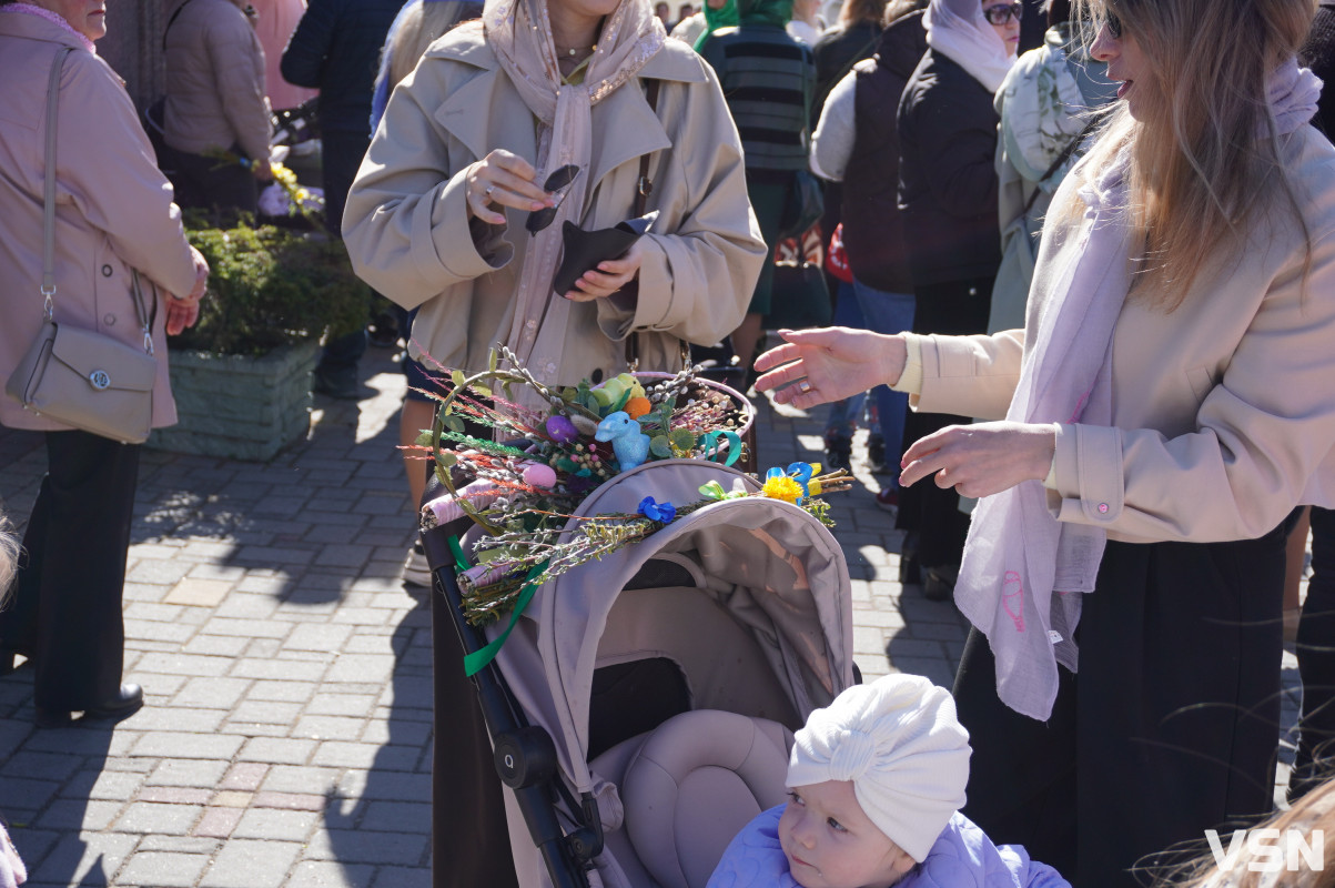 Сотні вірян прийшли освячувати вербу у головний собор Луцька. Фоторепортаж