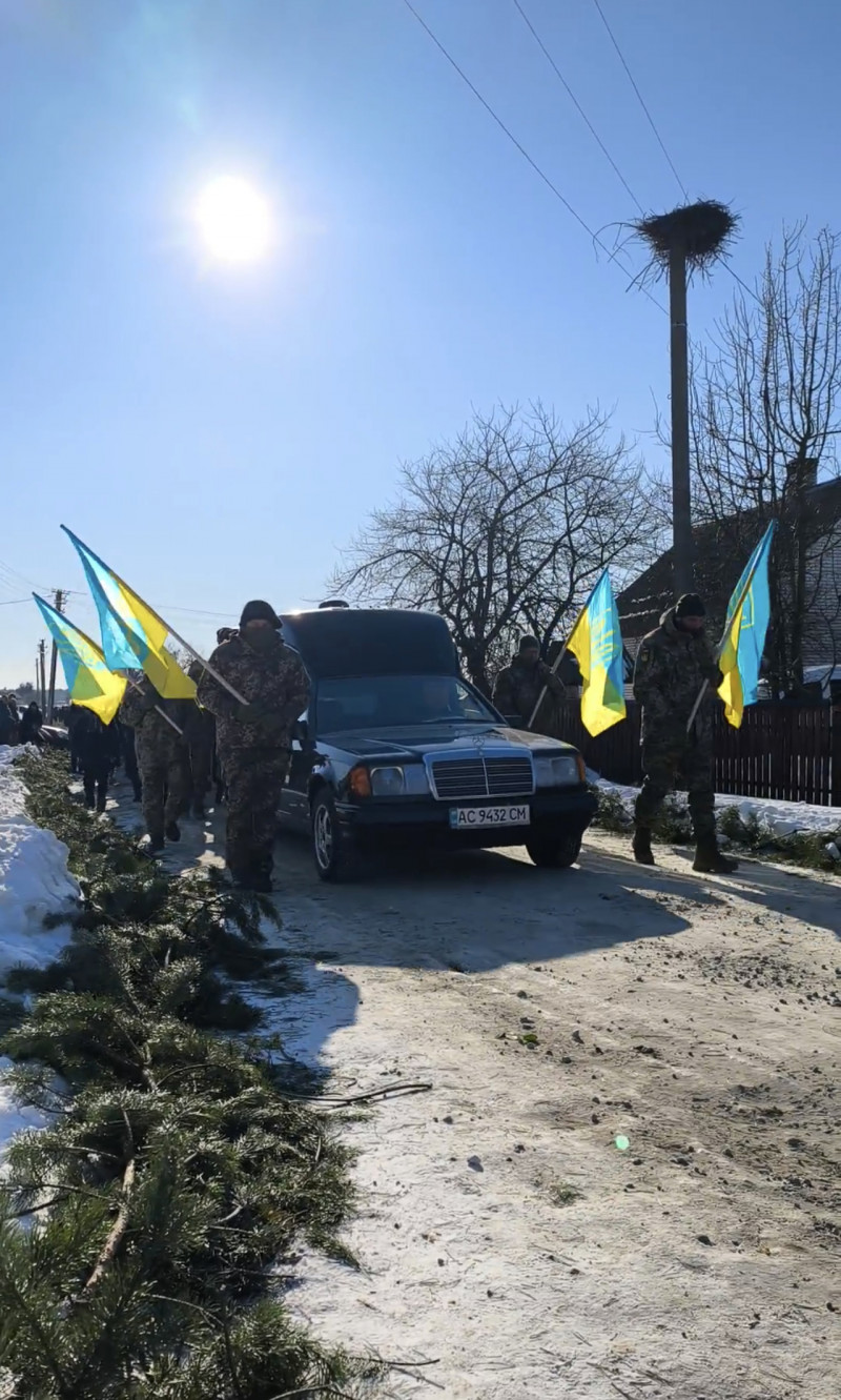 Вів команду, ризикуючи життям: на Волині вперше в храмі заупокійне богослужіння за захисником лунало українською