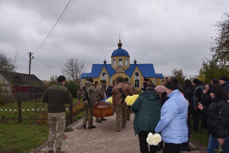 Понад пів року вважався безвісти зниклим: на Волині попрощалися із Героєм Богданом Мережею