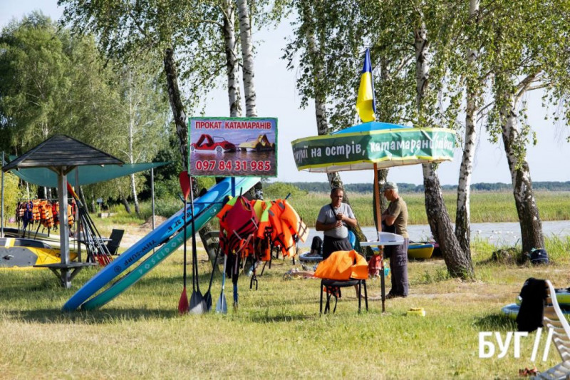 Світязь у спеку: натовпи на пляжах Гряди перед дощовим сезоном — фоторепортаж