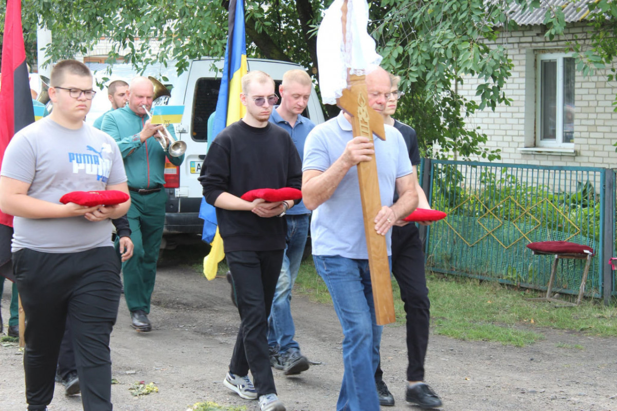 Незламний артилерист, нагороджений «Золотим хрестом»: на Волині попрощалися з Героєм Олегом Орлюком