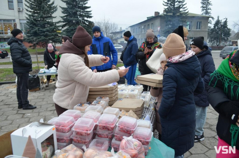 У місті на Волині на благодійному ярмарку зібрали майже 120 тисяч гривень для ЗСУ. Фоторепортаж