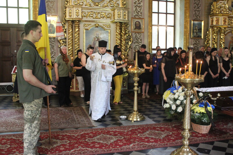 Життя обірвалося внаслідок поранень: у Луцькій громаді в останню путь провели Героя Дмитра Свириденка