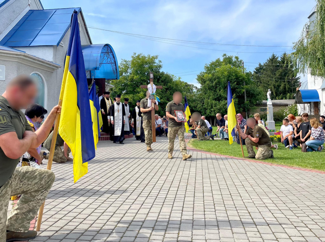 «Мама втратила сина, дружина - чоловіка, діти - батька»: на Волині попрощалися з Героєм Романом Шереметом