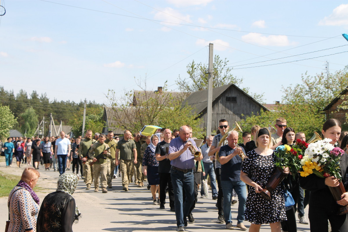 Дві донечки ніколи більше не побачать татка: напередодні Великодня на Волині попрощались з Героєм Олександром Муковським