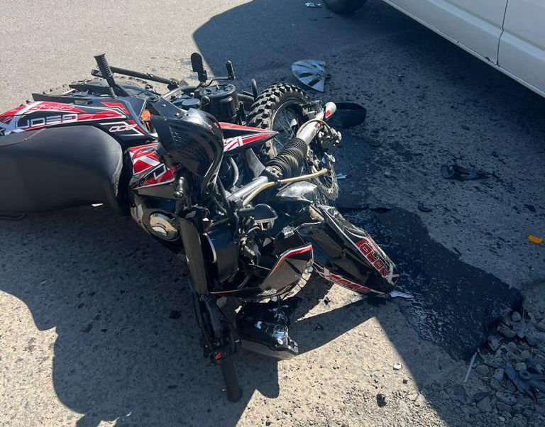 На Волині водійка буса збила неповнолітнього мотоцикліста, він - у лікарні