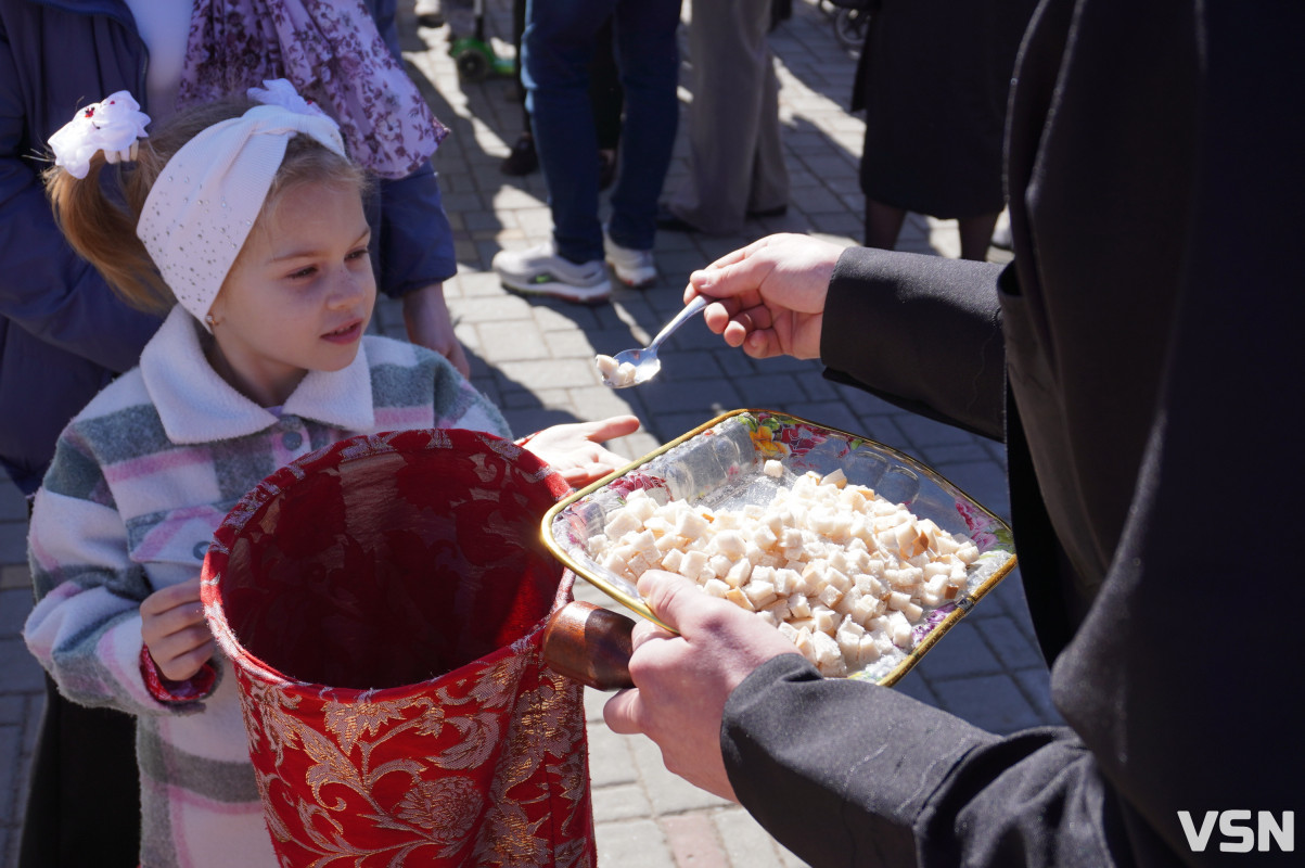 Сотні вірян прийшли освячувати вербу у головний собор Луцька. Фоторепортаж
