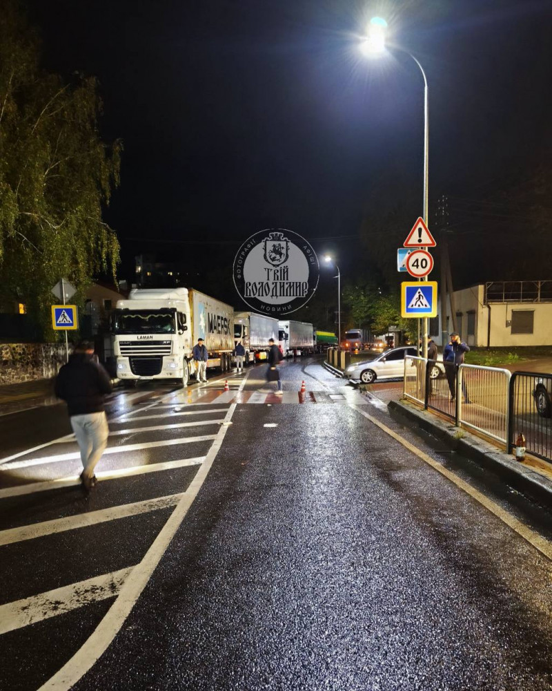 На Волині 19-річний молодик на Range Rover збив двох людей на пішохідному переході