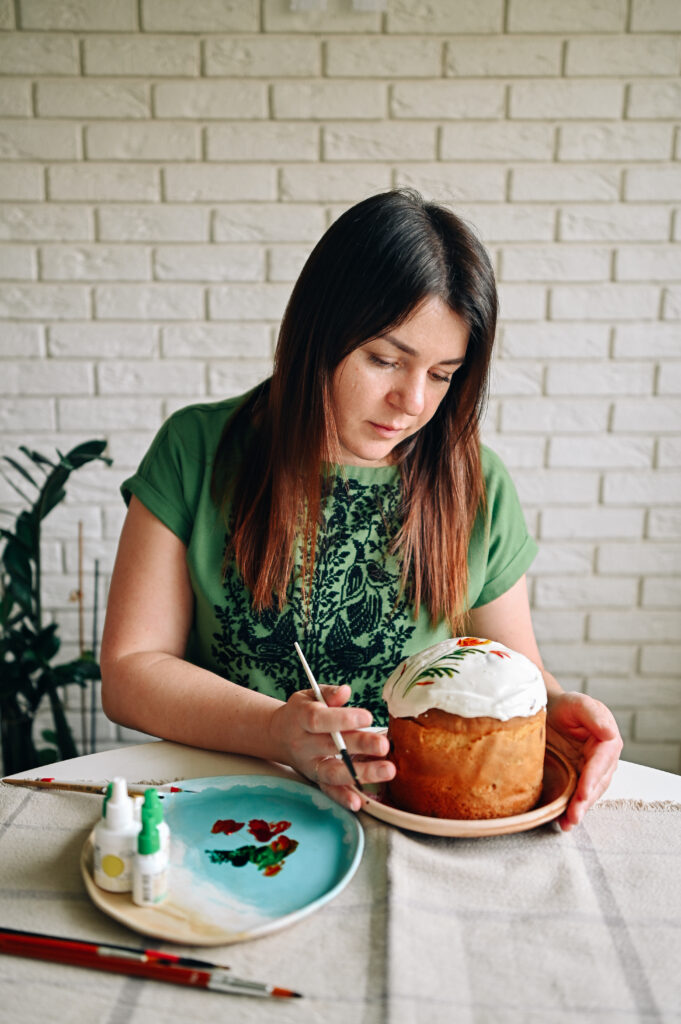 Прикрашає петриківським розписом: волинянка перетворює паски на витвори мистецтва